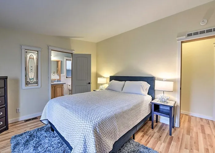 Cute Cottage W/ Deck Walk 115 Ft To Brewery & Cafe